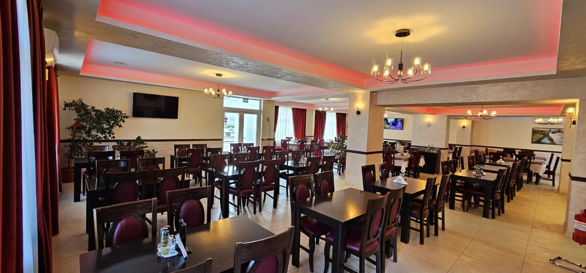 Pensiune Restaurant Pizzerie 2 Pauni Borşa Exterior foto